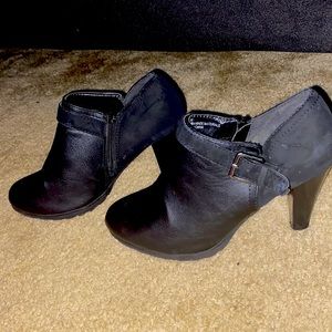 SIZE 8.5 BLACK ANKLE BOOTIE HEEL
